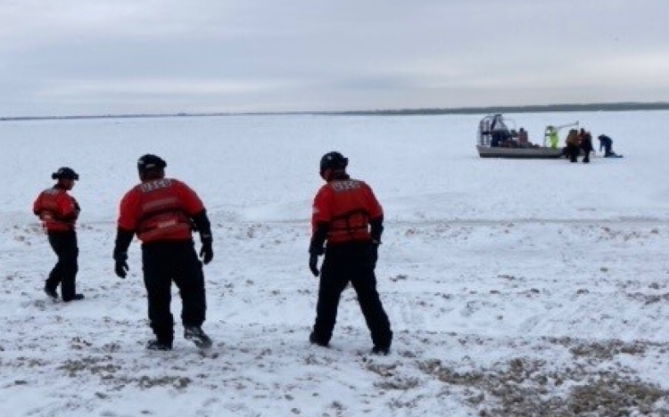 Csaknem kéttucatnyi jéghorgászt mentettek ki a kanadai hatóságok egy Huron-tavon elsodródott jégtábláról