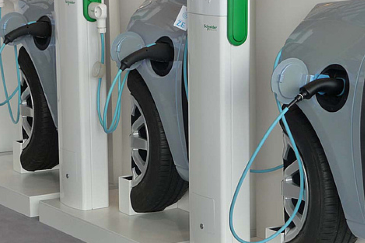 Újabb elektromos autótöltő-állomást adtak át Budapesten