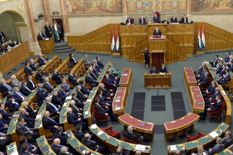 A szociális hozzájárulási adó csökkentéséről dönt a parlament