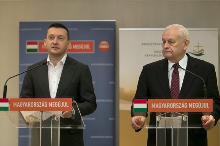 Fidesz-KDNP-frakcióülés - Rogán: júliusban lesz újabb rezsicsökkentés