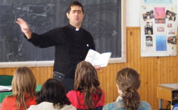 Felújított magyar egyházi iskolát adott át Rétvári Bence államtitkár Munkácson