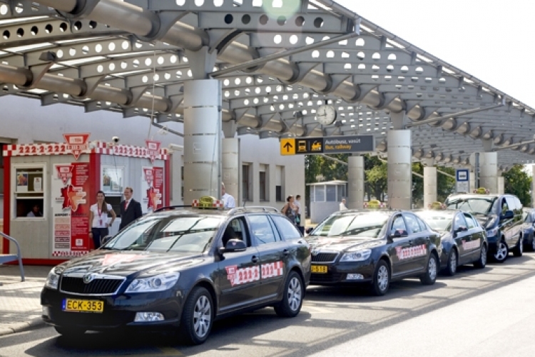 A Főtaxi támogatja autóinak sárgára színezését