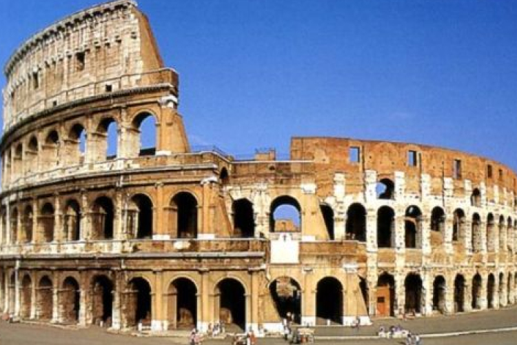 Ezrek ünnepeltek és tüntettek a római Colosseum gyalogosövezetének megnyitásán