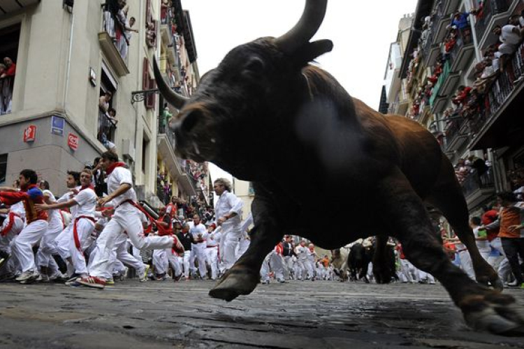 Tucatnyian sérültek meg egy utcai bikaviadalban Spanyolországban