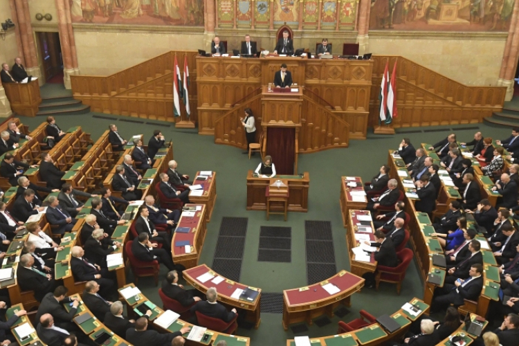Kérdések hangzanak el a parlamentben