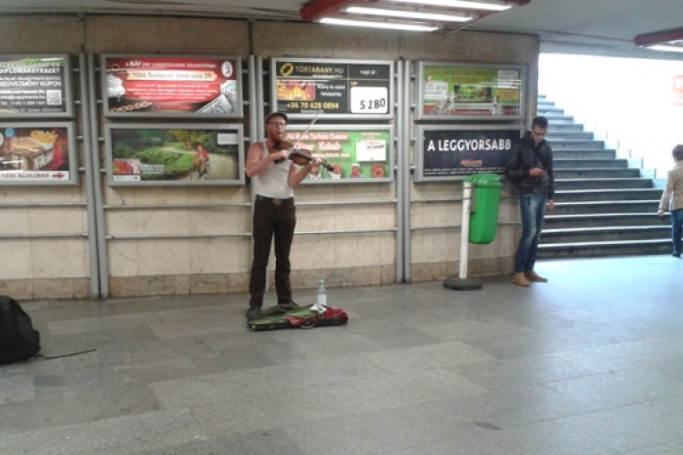 Külföldi srácok zenélnek a Nyugati pályaudvar aluljárójában- videóval!