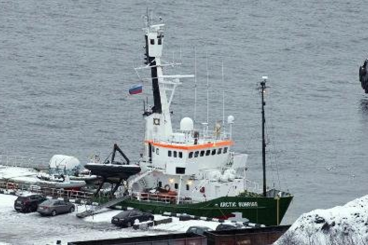 Az Eiffel-toronyra felfüggesztett sátorban tüntetett egy Greenpeace-aktivista Oroszországban bebörtönzött társai elengedéséért